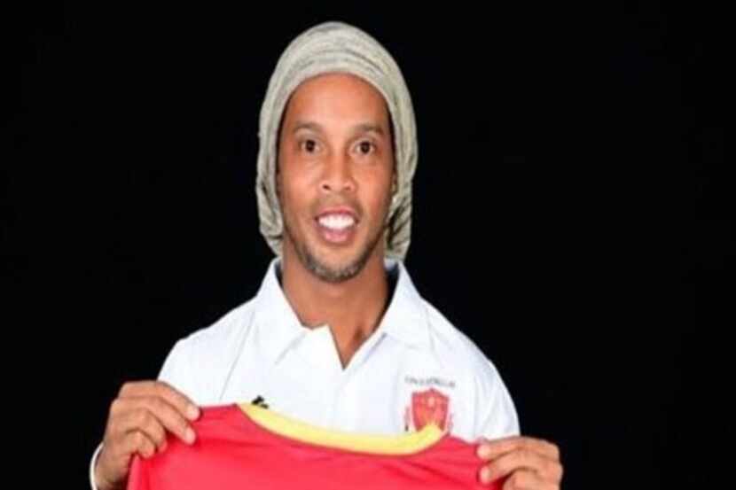 Ronaldinho jugará con el Club Cinco Estrellas de Apodaca en la Tercera División. AGENCIA...
