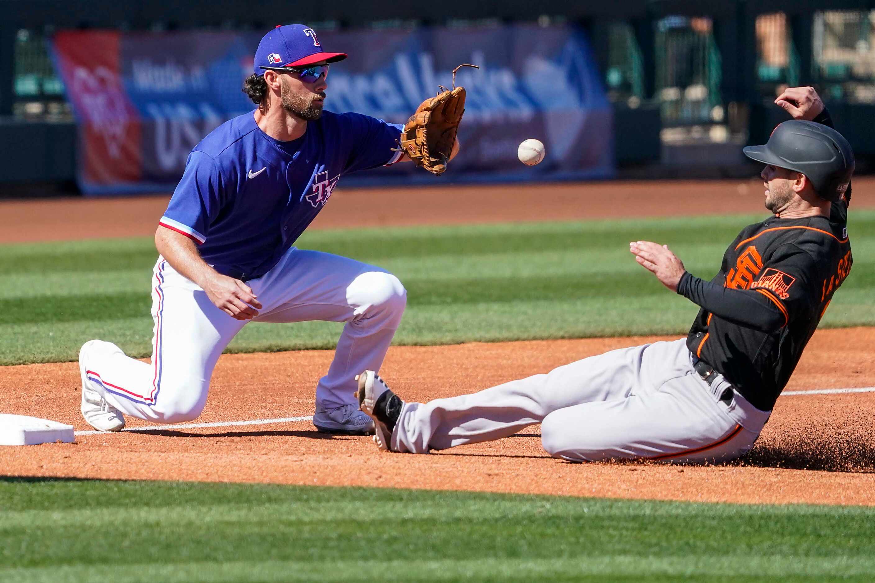 San Francisco Giants second baseman Tommy La Stella is safe at third base ahead of the throw...