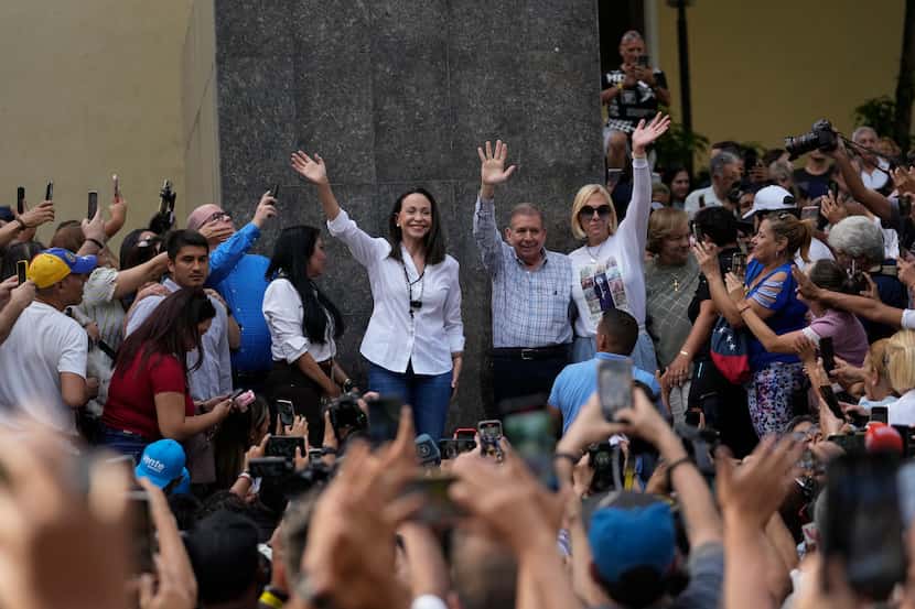 La lideresa de la oposición María Corina Machado, a la izquierda, y el candidato...