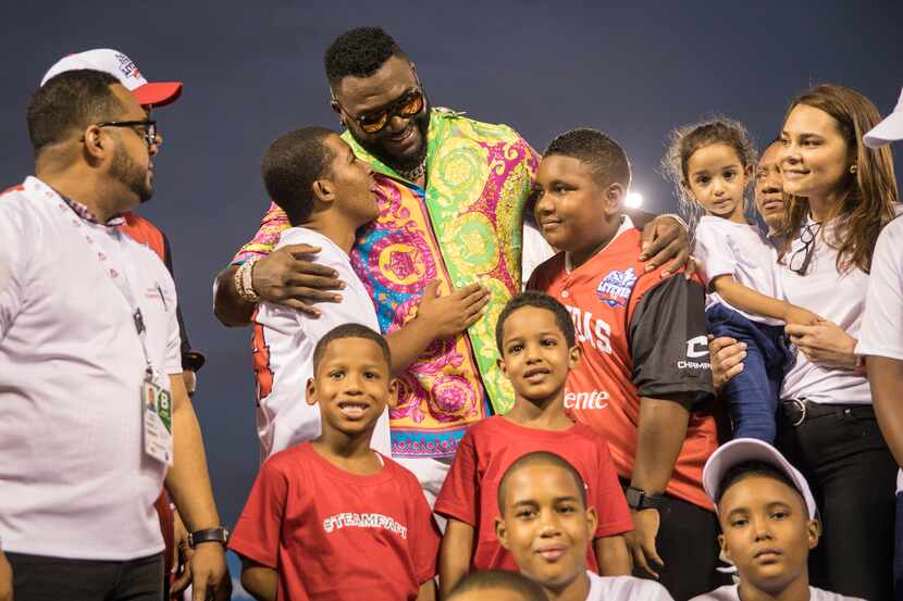 El ex toletero de los Medias Rojas de Boston David Ortiz posa para una fotografía con...