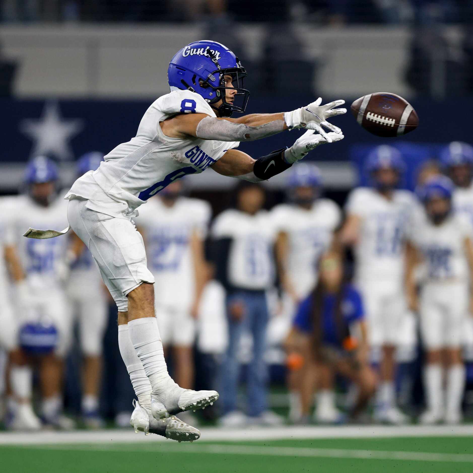 Gunter running back Ethan Sloan (8) jumps back attempting to make a catch during the fourth...