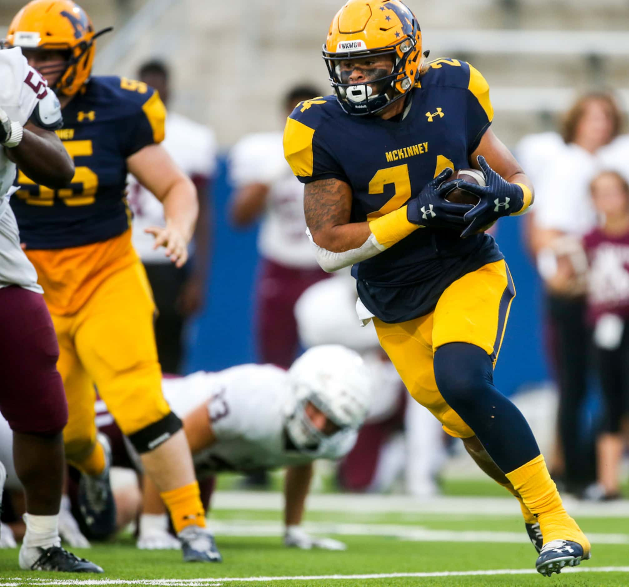 McKinney RJ Carver (24) carries the ball for a touchdown during the first half of a high...