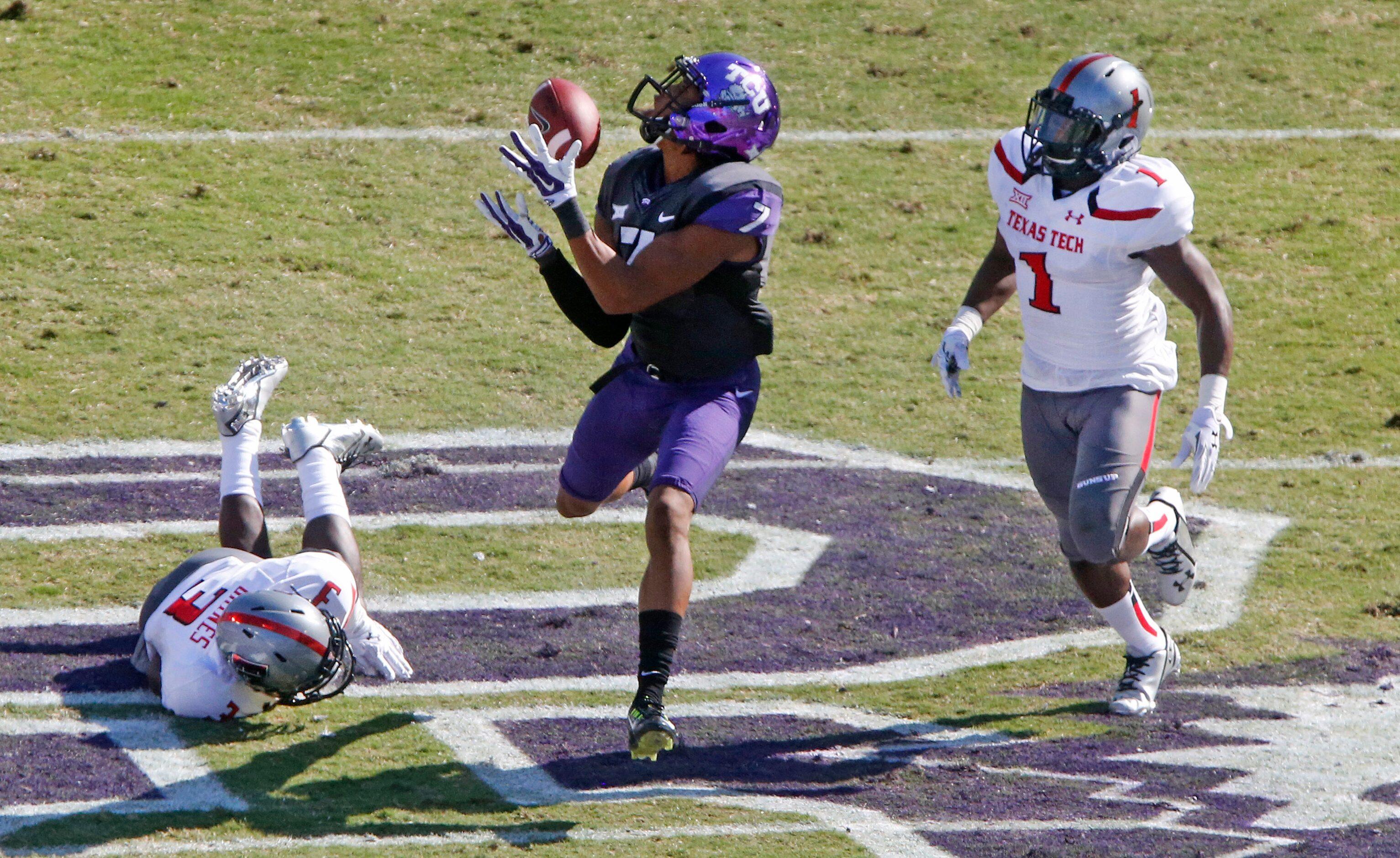 TCU receiver Kolby Listenbee (7) catches a long first-quarter pass between Texas Tech...