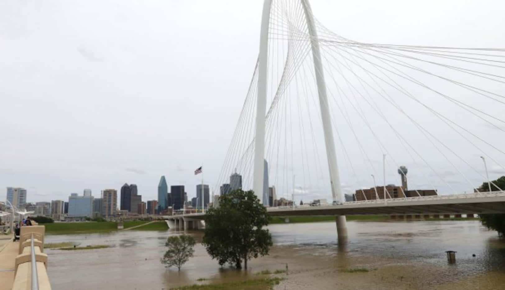 Así lucían las inmediaciones del río Trinity en el centro de Dallas este fin de semana, y...