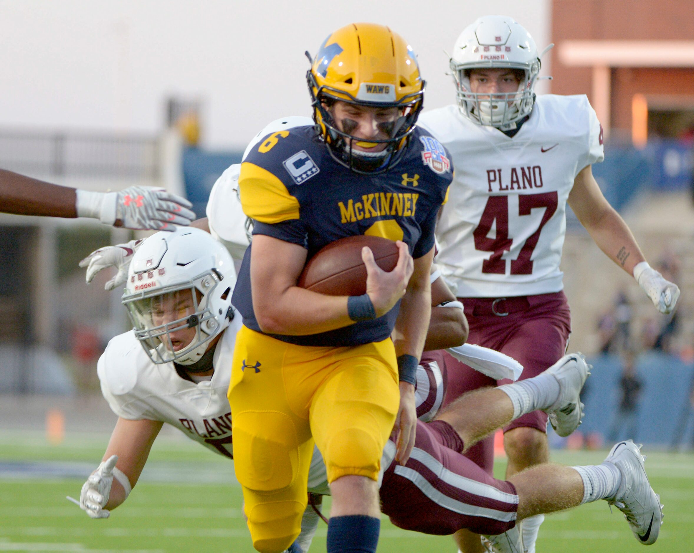 McKinneyÕs Sampson Nazarko runs for a touchdown in the first quarter during a high school...