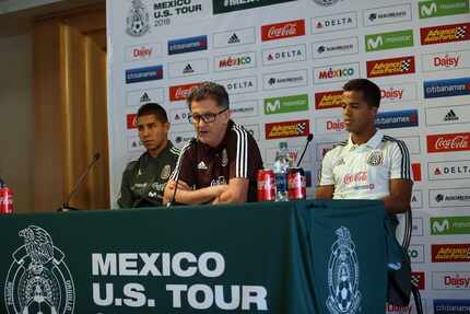 Juan Carlos Osorio flanqueado por Hugo Ayala y Giovani Dos Santos de la selección de México...