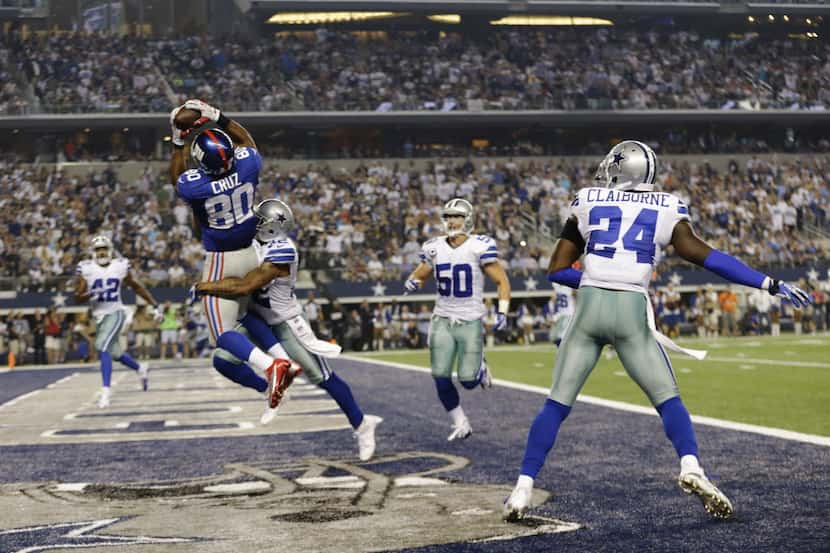 New York Giants wide receiver Victor Cruz (80) makes a 10-yard touchdown reception as Dallas...