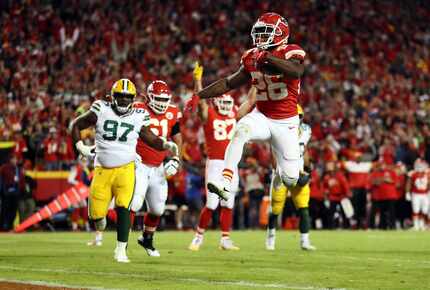 El corredor de los Chiefs de Kansas City,  Damien Williams (#26), durante el juego de su...