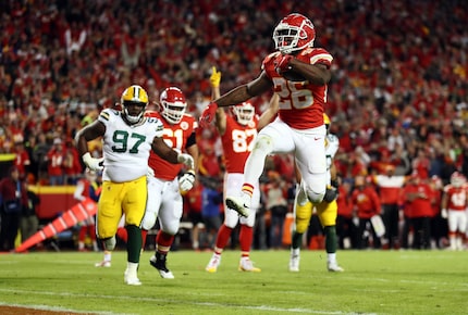 El corredor de los Chiefs de Kansas City,  Damien Williams (#26), durante el juego de su...