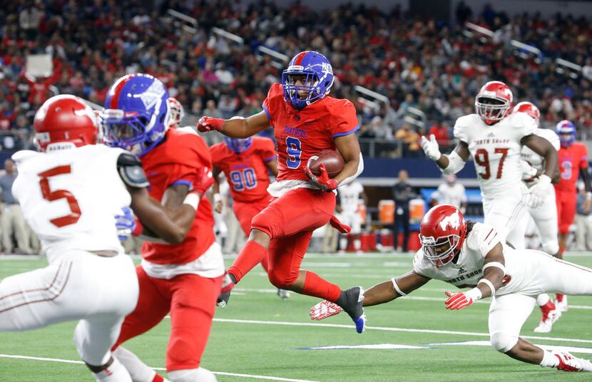 Duncanville's runningback Trysten Smith (9) runs the ball in for a touchdown in the first...