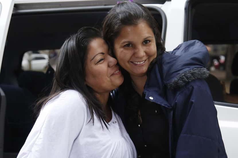Jacquelina Vásquez Sánchez (izq.), junto a su hermana Lorena Sánchez que se reencontraron...
