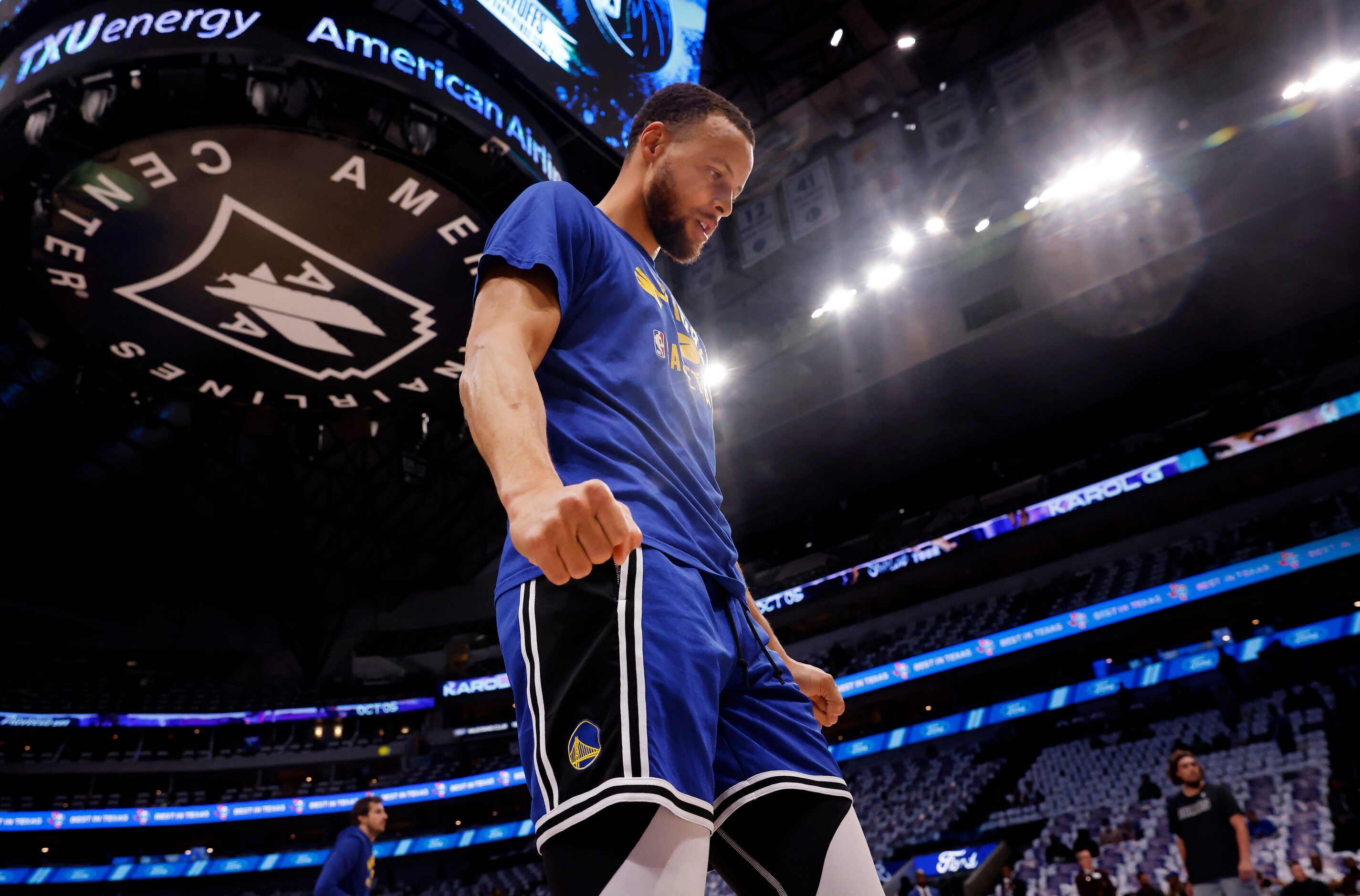 Golden State Warriors guard Stephen Curry (30) warm ups on the court before facing the...