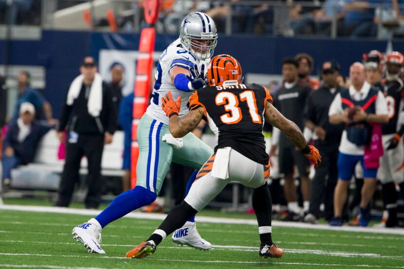 Dallas Cowboys tight end Jason Witten (82) still-arms Cincinnati Bengals free safety Derron...