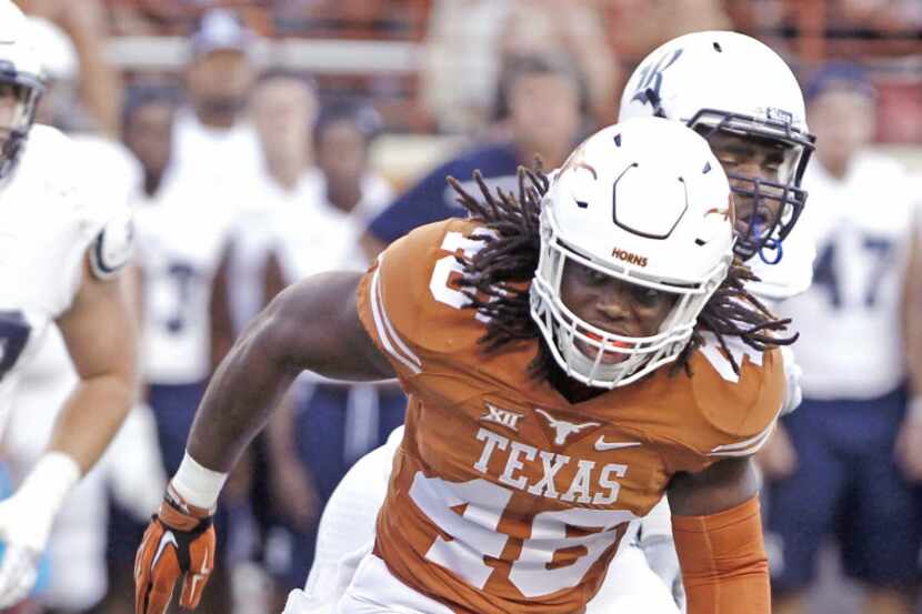 Texas linebacker Malik Jefferson chases the play during the first half of an NCAA college...