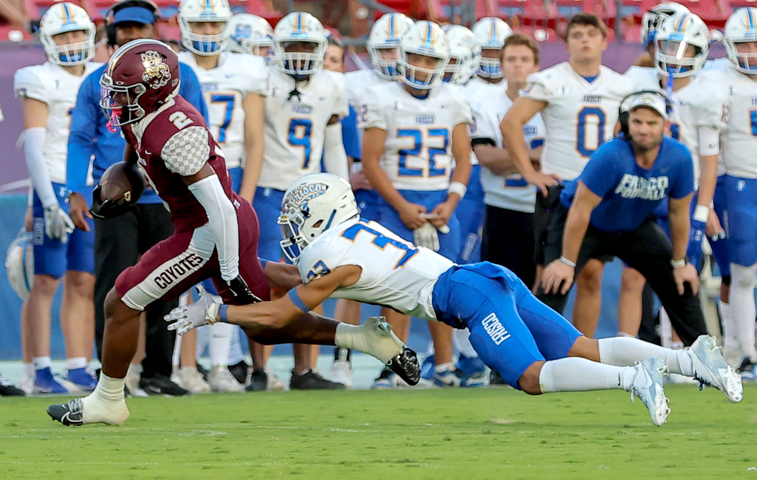 Frisco Heritage wide receiver Tatum Bell (2) tries to get past Frisco linebacker Jackson...