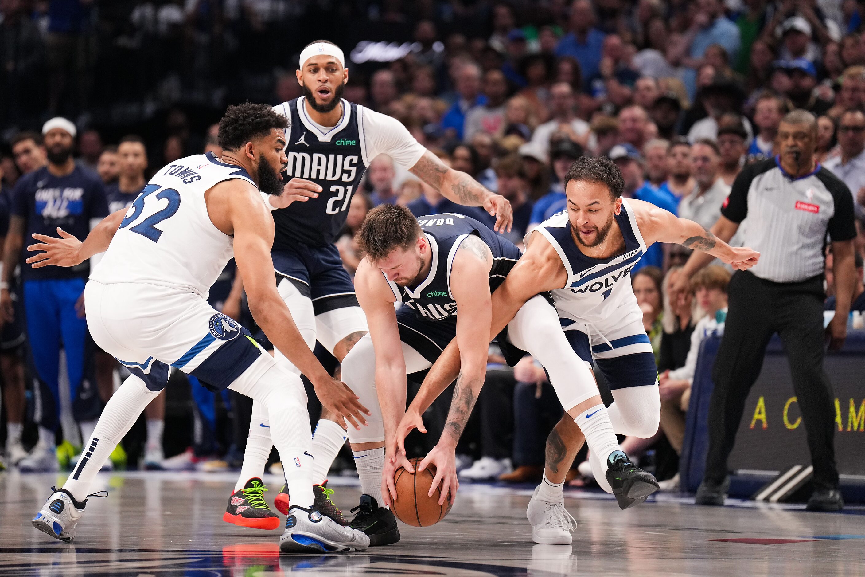 Minnesota Timberwolves forward Kyle Anderson (1) tries to steal the ball fron Dallas...