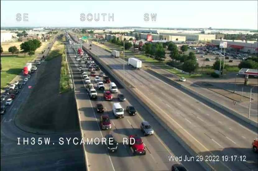 Una vista del tránsito detenido sobre el I-35W en South Fort Worth.