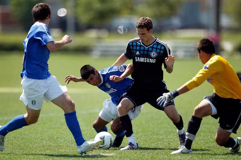 Samuel Hayward (3) for Solar Chelsea U-17/18 USSF Acdemy battles with Patedores' Christopher...