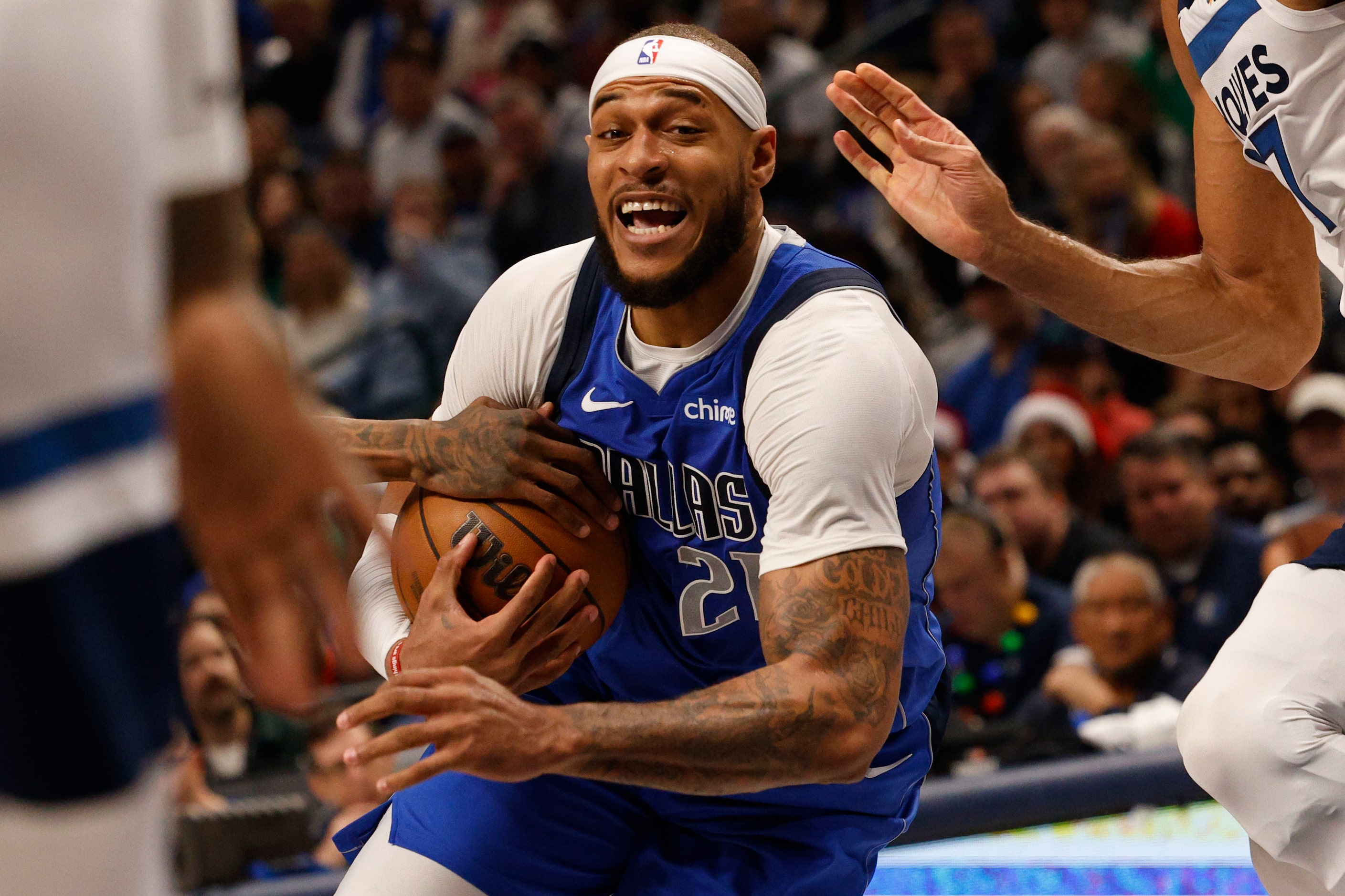 Dallas Mavericks center Daniel Gafford (21) keeps the ball away from Minnesota Timberwolves...