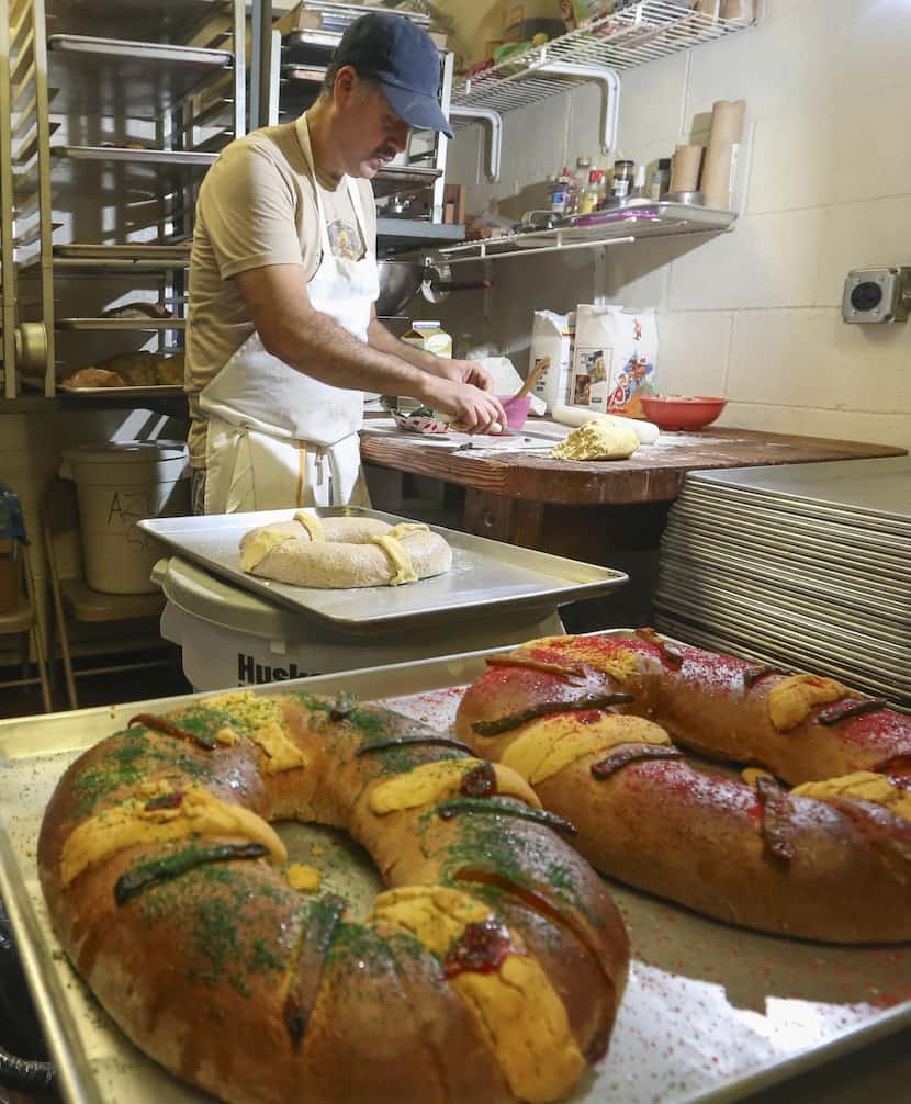 Aurelio Arias, de la panadería El Palote, prepara una Rosca de Reyes vegana. RON BASELICE/DMN