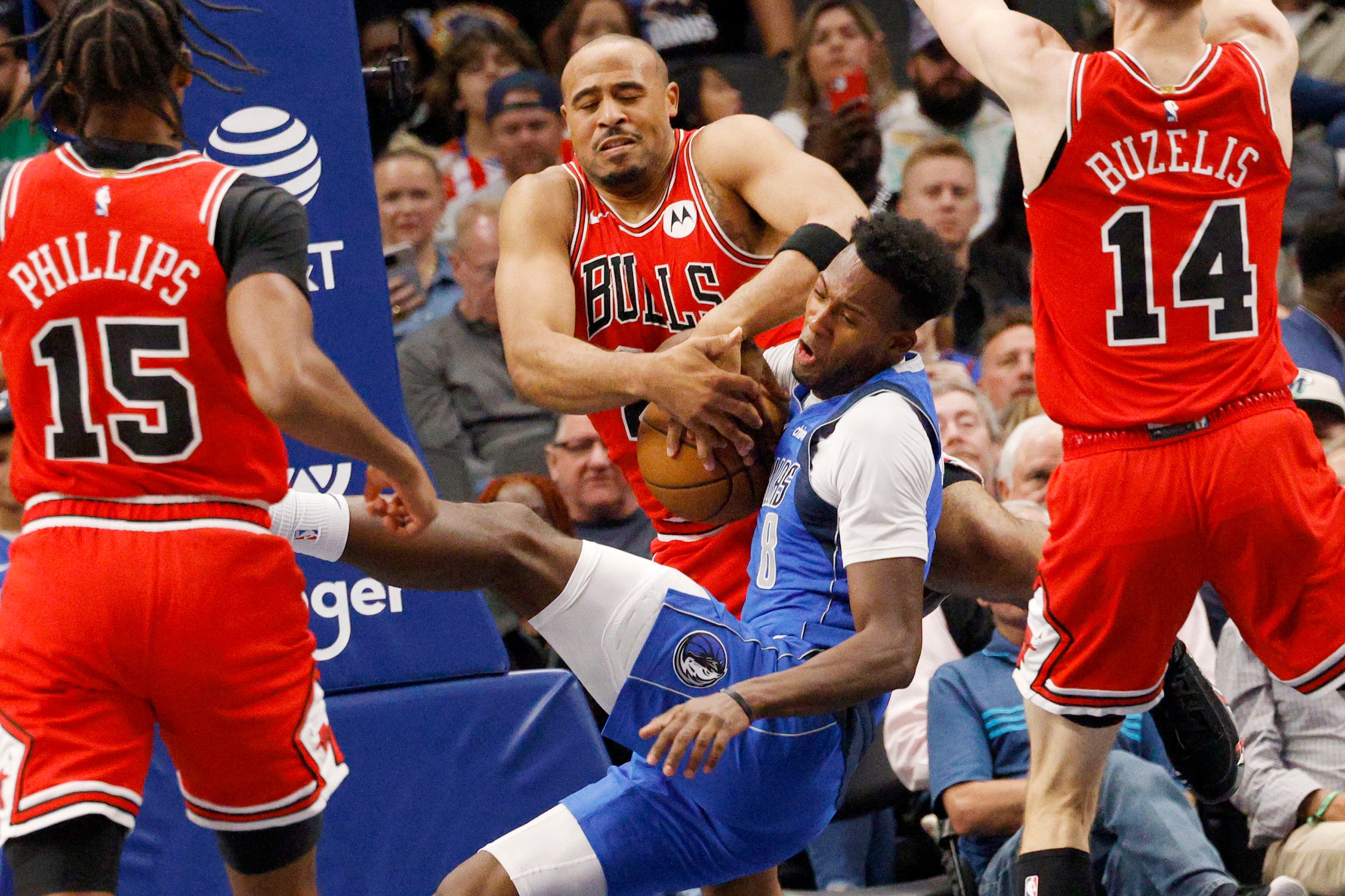 Chicago Bulls forward Talen Horton-Tucker (22), center, and Dallas Mavericks forward...