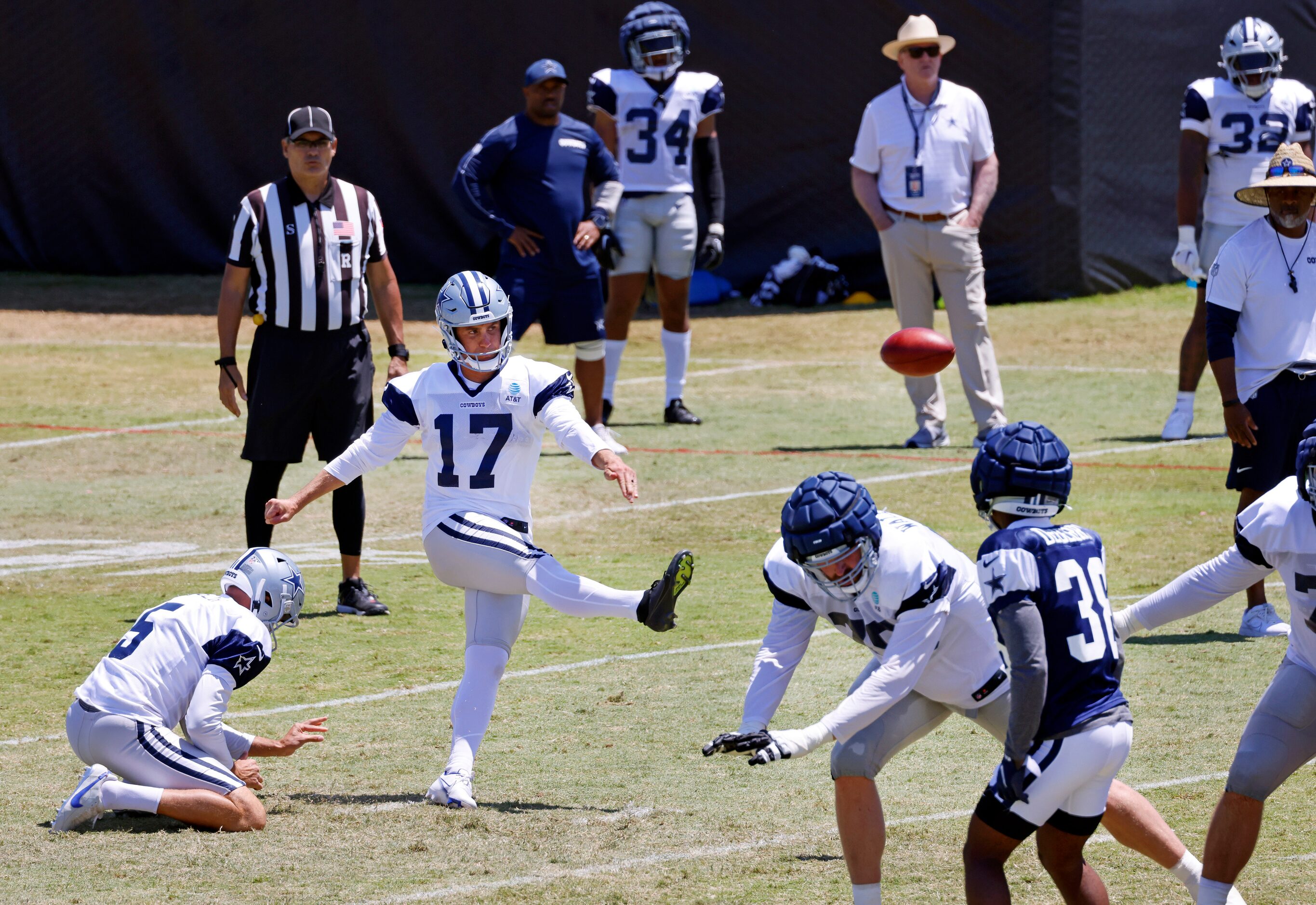 Dallas Cowboys place kicker Brandon Aubrey (17) kicks a field goal as the offense faced the...