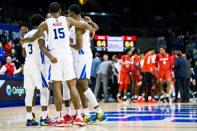 Southern Methodist Mustangs huddle before starting overtime of a basketball game between SMU...