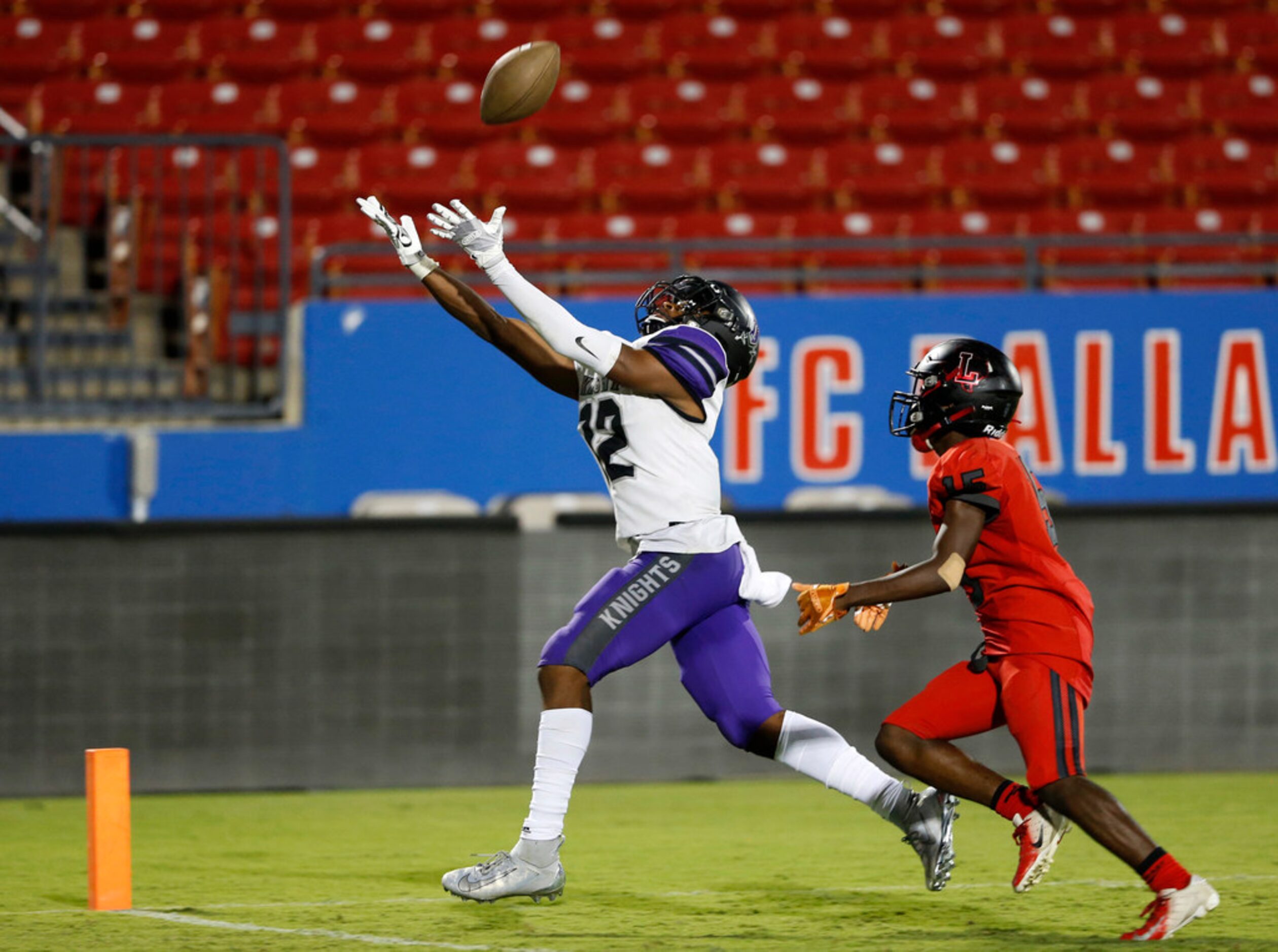 Independence's Zhighlil Mcmillan (12) reaches out for the ball in front of Liberty's Cam'ron...