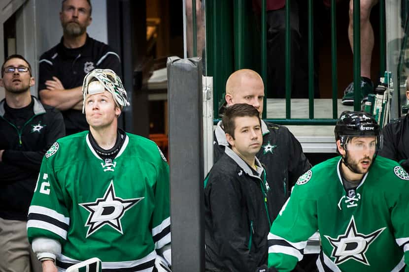 Dallas Stars goalie Kari Lehtonen (32) looks up at the scoreboard after being pulled after...