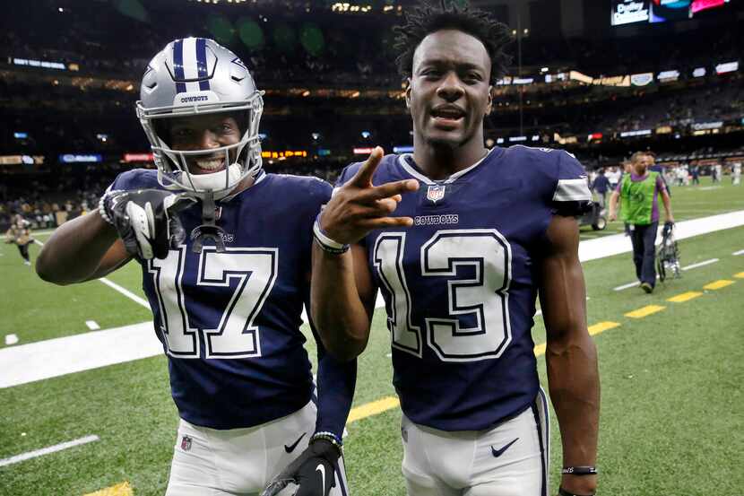 Los receptores de los Cowboys de Dallas, Malik Turner (17) y Michael Gallup (13), celebran...