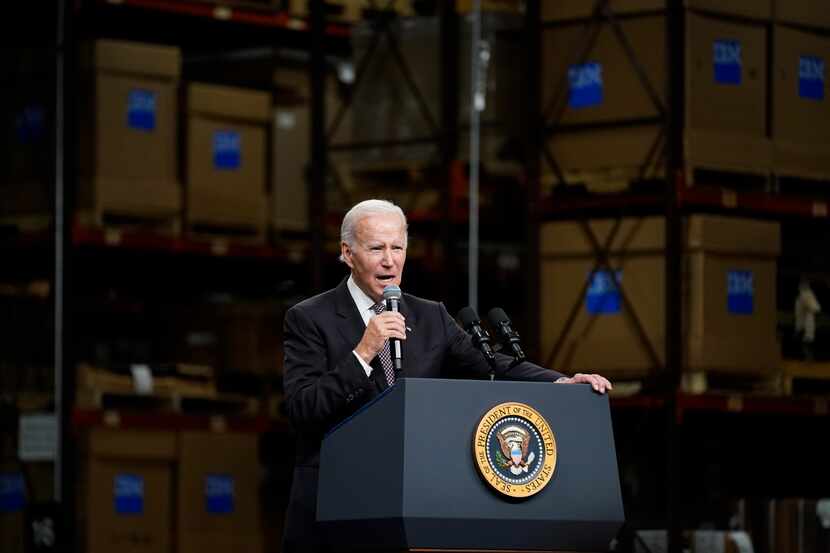 El presidente Joe Biden habla en una instalación de IBM el jueves 6 de octubre de 2022, en...
