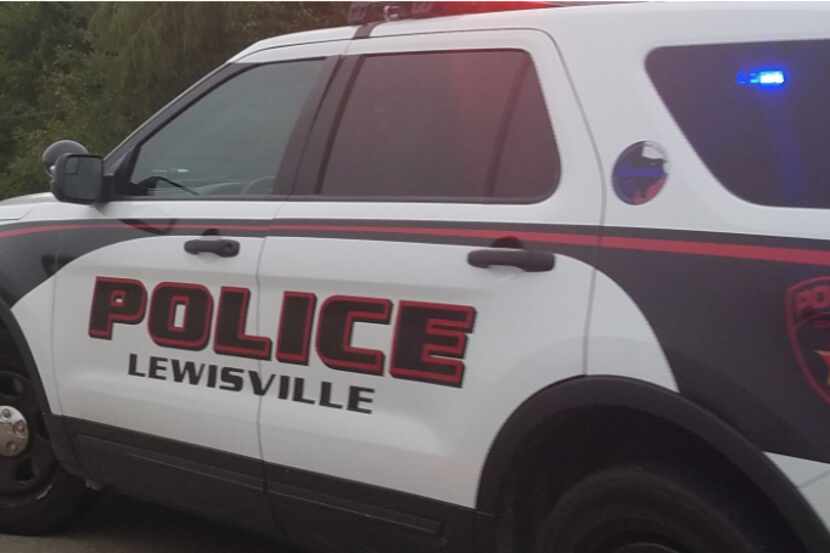 La policía de Lewisville arrestó a un exagente con cargos de abuso sexual a un menor. Es el...