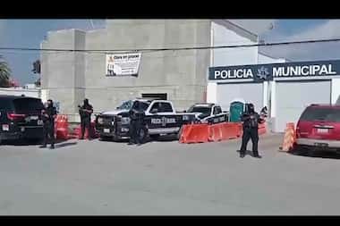 En este fotograma, agentes de policía vigilan la estación policial de Ensenada, en Baja...
