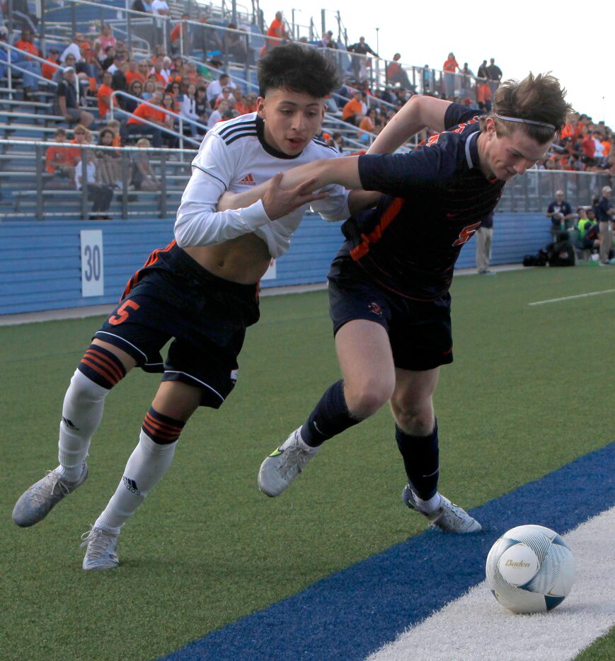 Sachse midfielder Elias Prieto (5), left, gets tangled with Katy Seven lakes defender Noah...