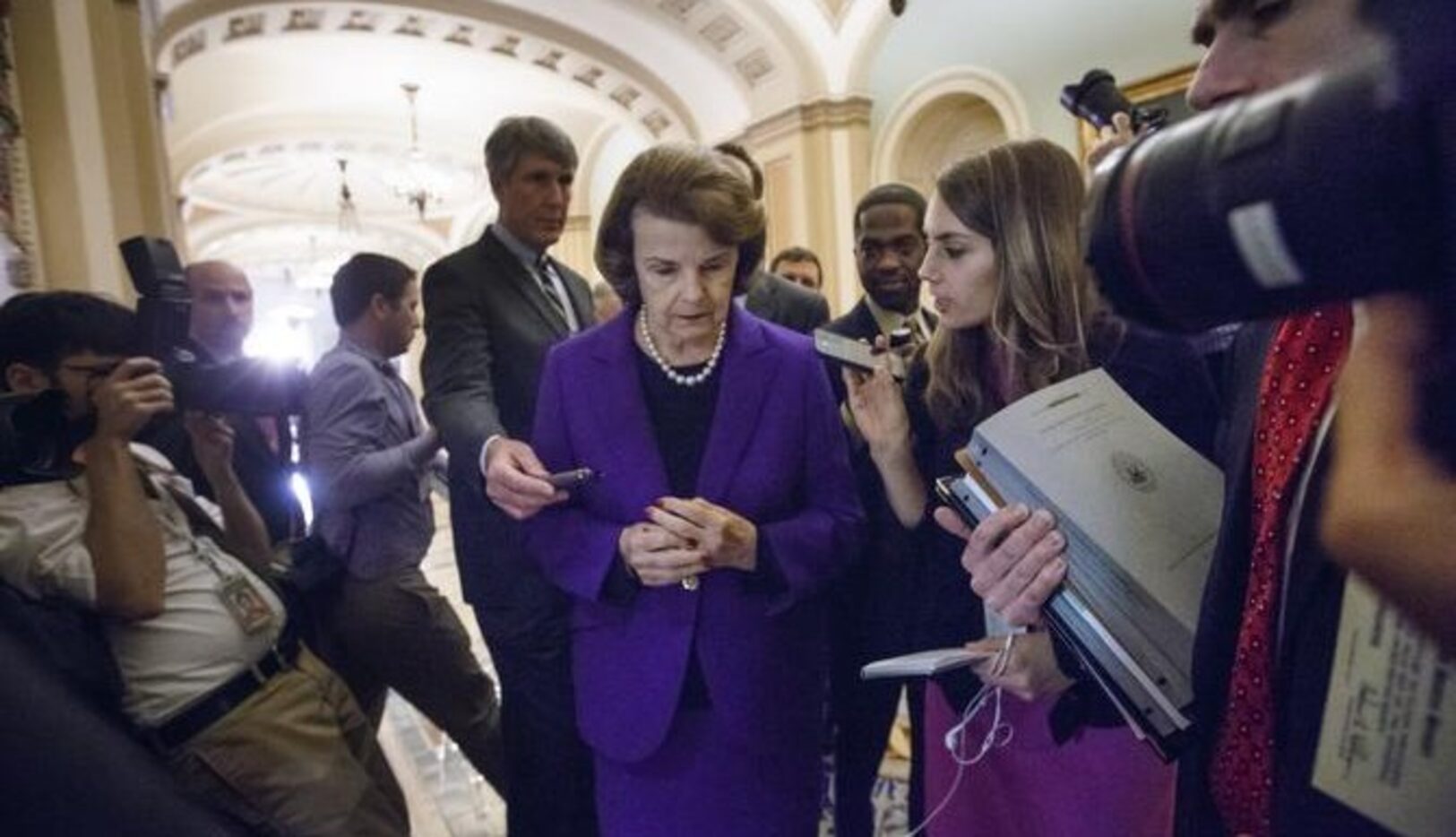 Dianne Feinstein, presidenta del comité de inteligencia del Senado, luego de dar a conocer...