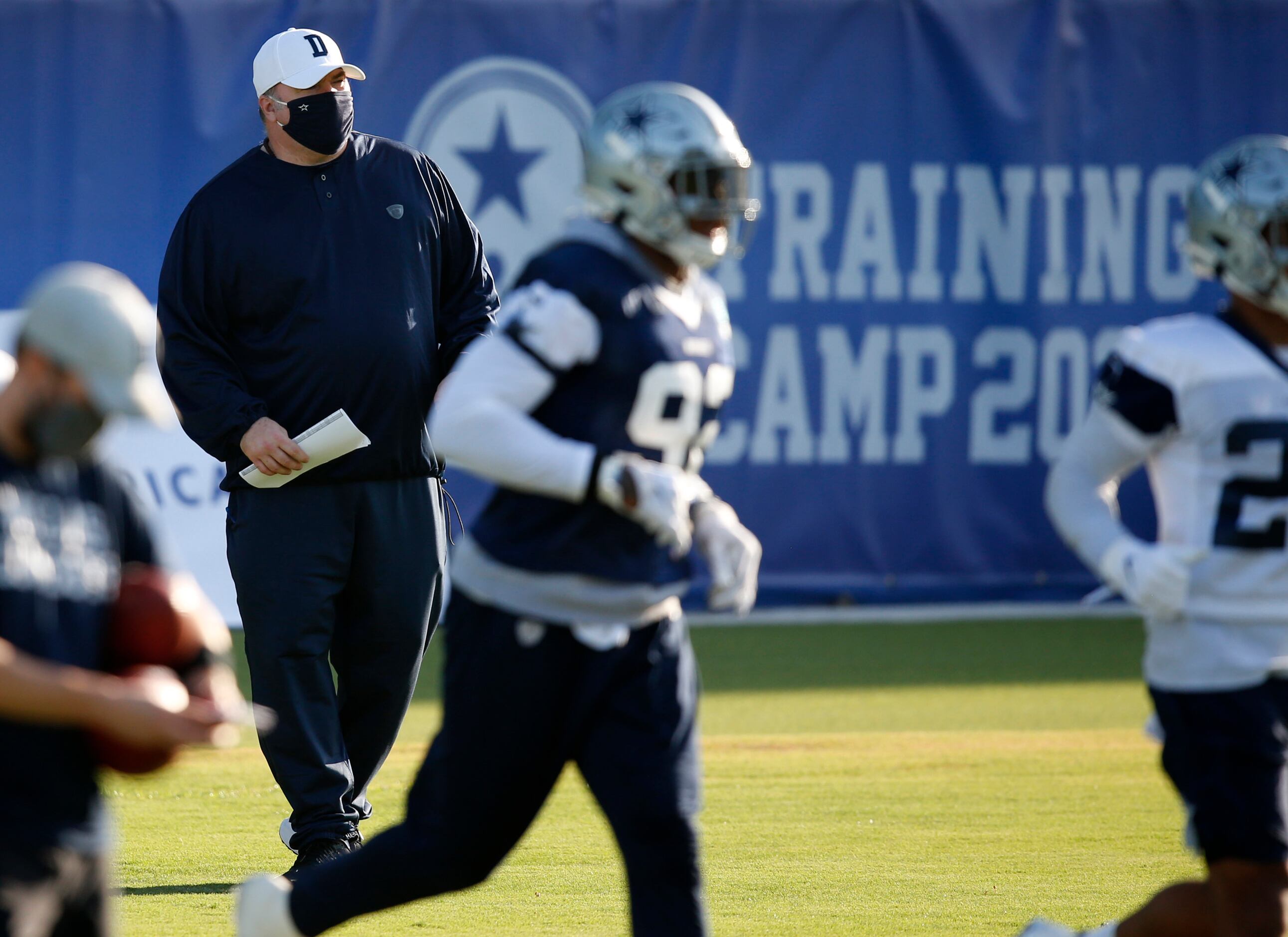 Cowboys coach Mike McCarthy (back) oversees camp virtually