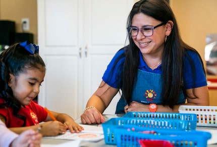 Ivis Marquina, ayuda a Sophia Mata en su clase en Spanish Schoolhouse en Coppell. Marquina...