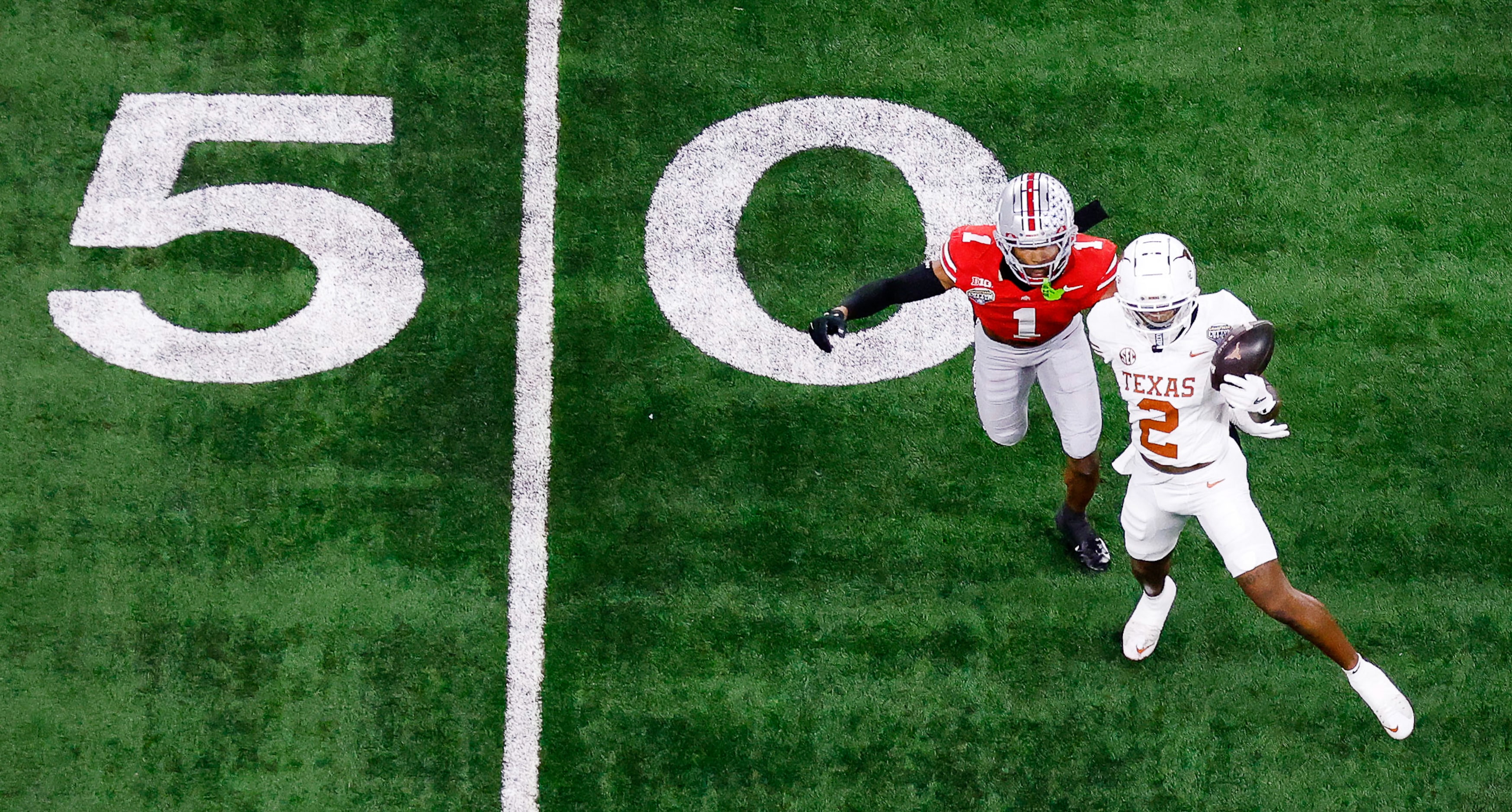 Texas Longhorns wide receiver Matthew Golden (2) makes a one-handed catch against Ohio State...