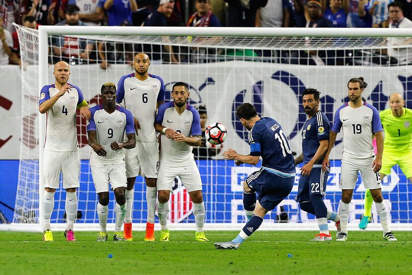 Gol de tiro libre de Lionel Messi en el triunfo albiceleste ante Estados Unidos el martes en...