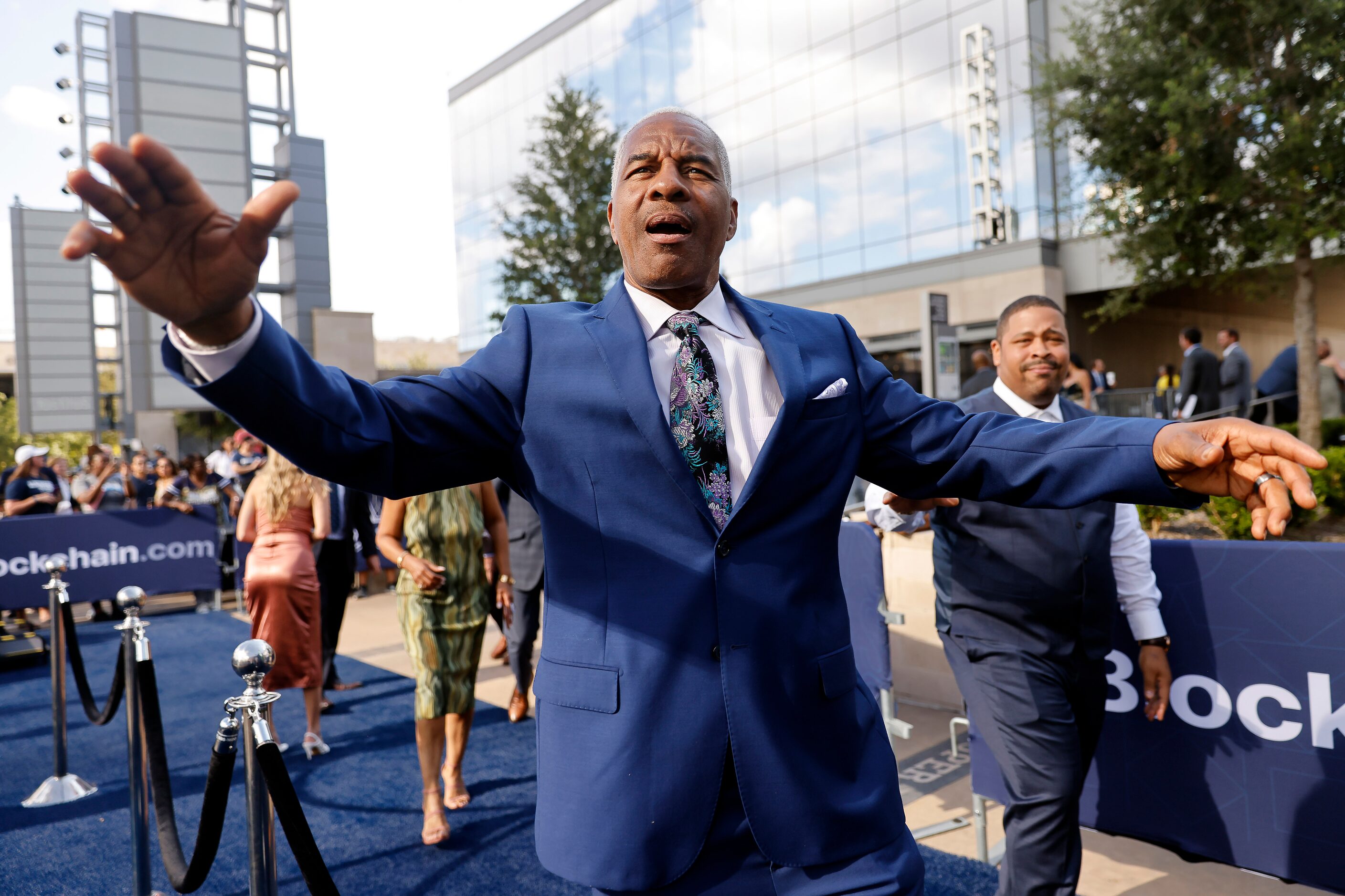 Former Dallas Cowboys defensive back Everson Walls waves to fans as he arrives on the blue...