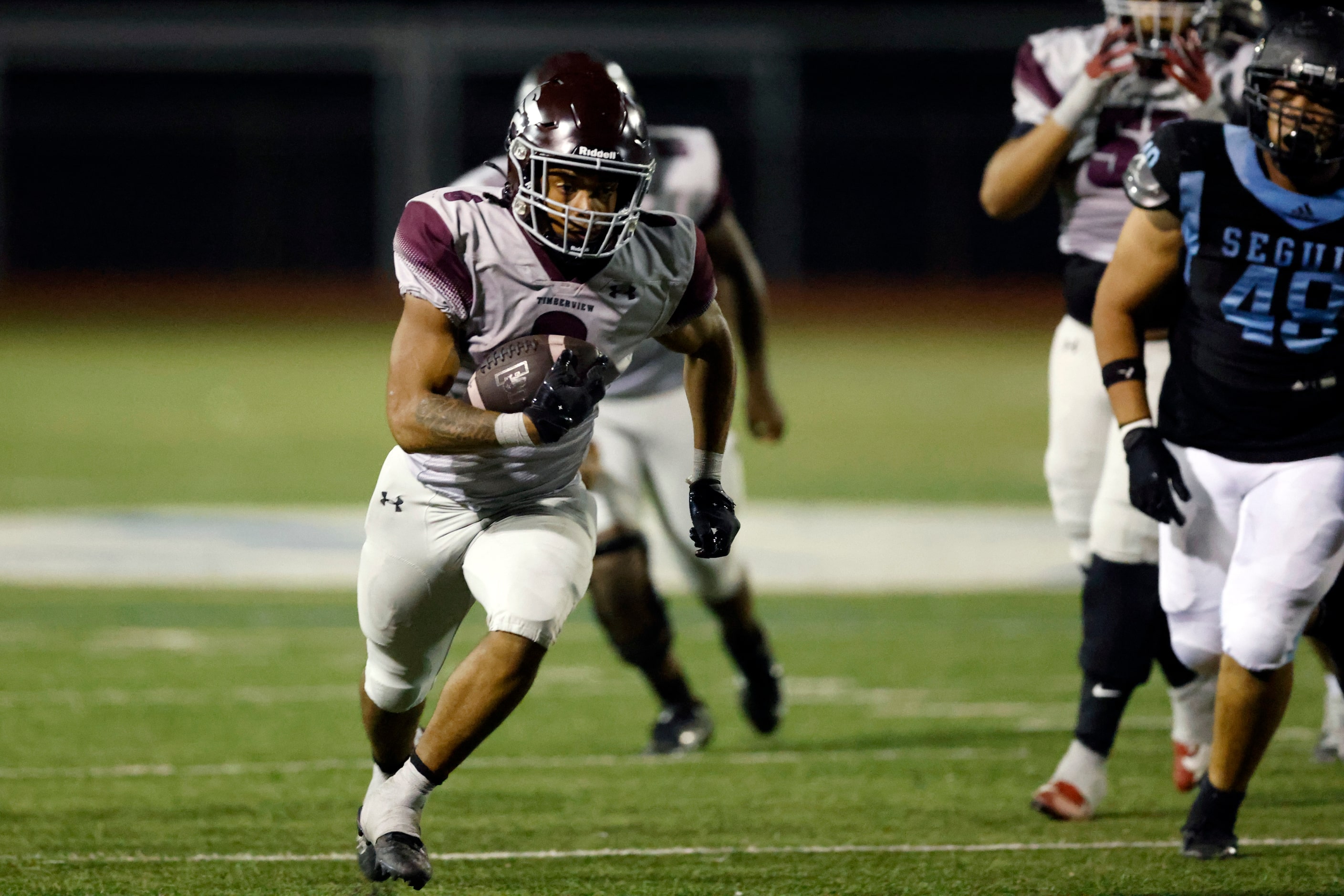 Mansfield Timberview running back Jaylon Woods (6) rushes for the go-ahead touchdown during...