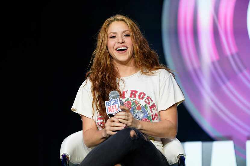 ARCHIVO - La cantante Shakira responde preguntas en una conferencia de prensa el 30 de junio...
