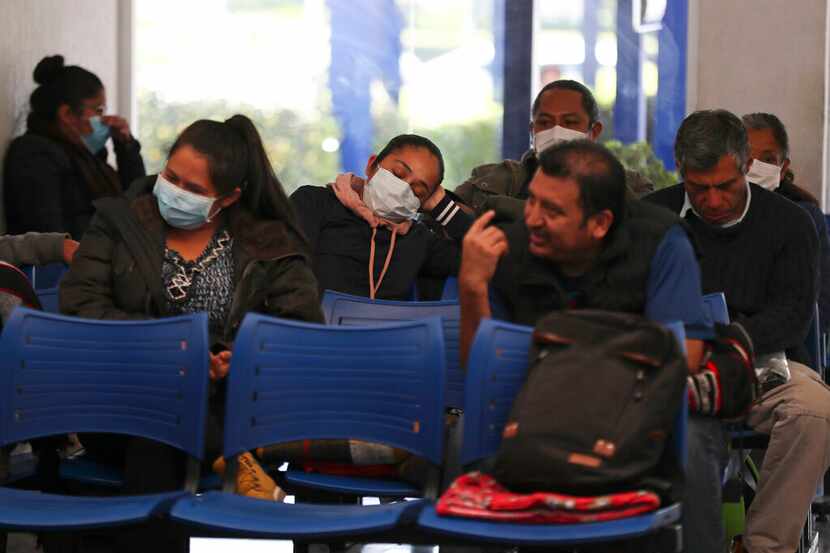 Algunas personas con mascarillas esperan su turno en un hospital mexicano que se especializa...