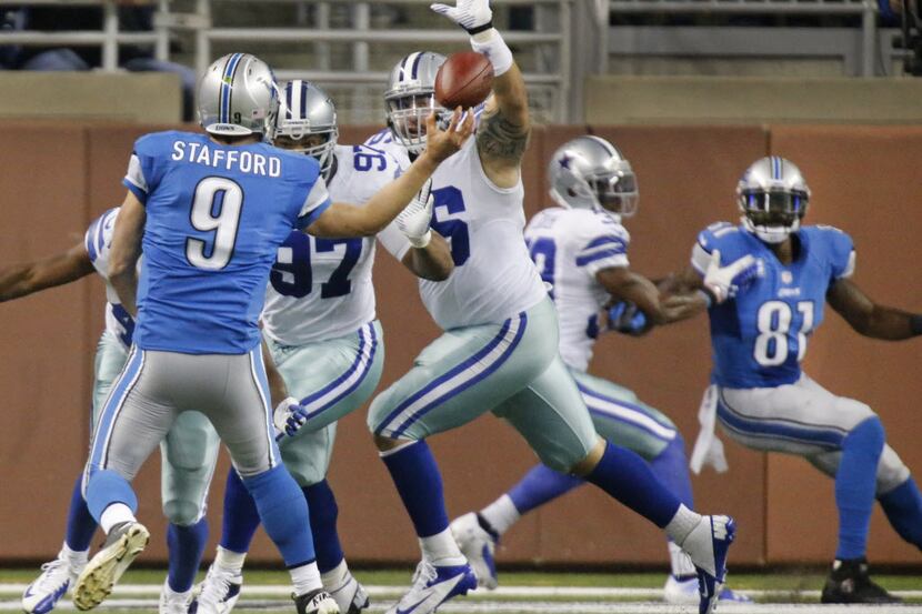 Detroit Lions quarterback Matthew Stafford (9) passes to Detroit Lions wide receiver Calvin...