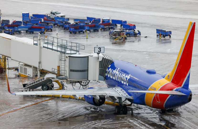 Un avión de Southwest Airlines en Dallas Love Field Airport cubierto por el hielo y el...