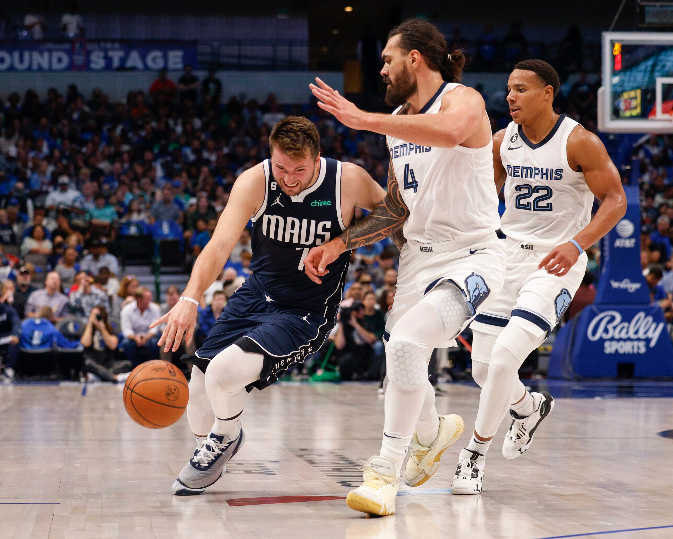 Dallas Mavericks guard Luka Doncic (77) drives around Memphis Grizzlies center Steven Adams...