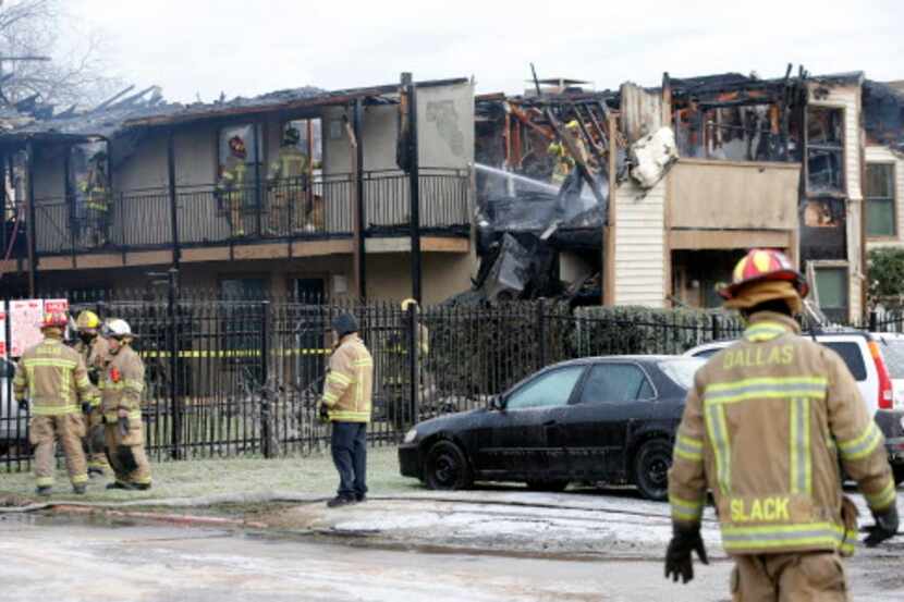 Los bomberos de Dallas batallaron para extinguir un incendio en el noreste de la ciudad....