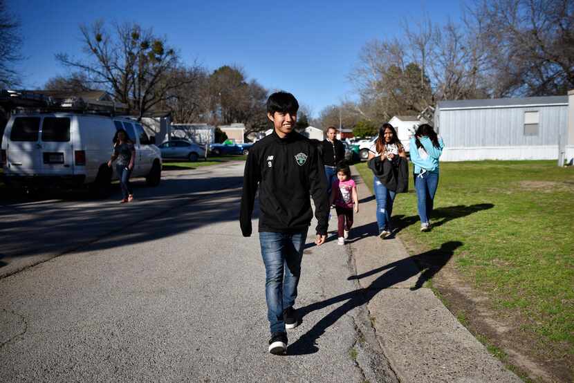 Bryan camina por vecindarios de Lewisville con su familia detrás ofreciendo tamales (Foto de...