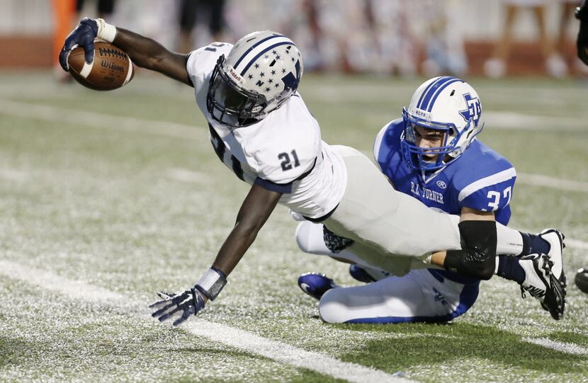 R.L. Turner sophomore defensive back Alexander Gonzalez (37) is unable to make the tackle as...