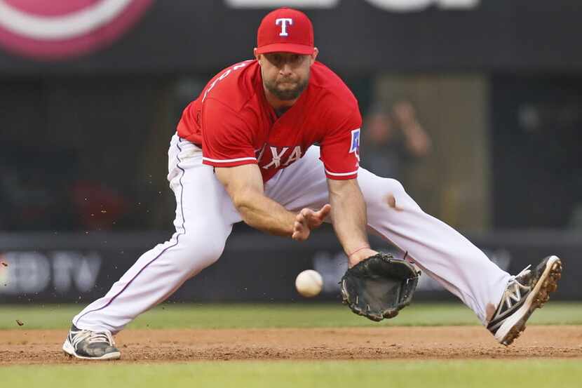 Texas third baseman Kevin Kouzmanoff fields a grounder off the bat of Chicago's Alexei...